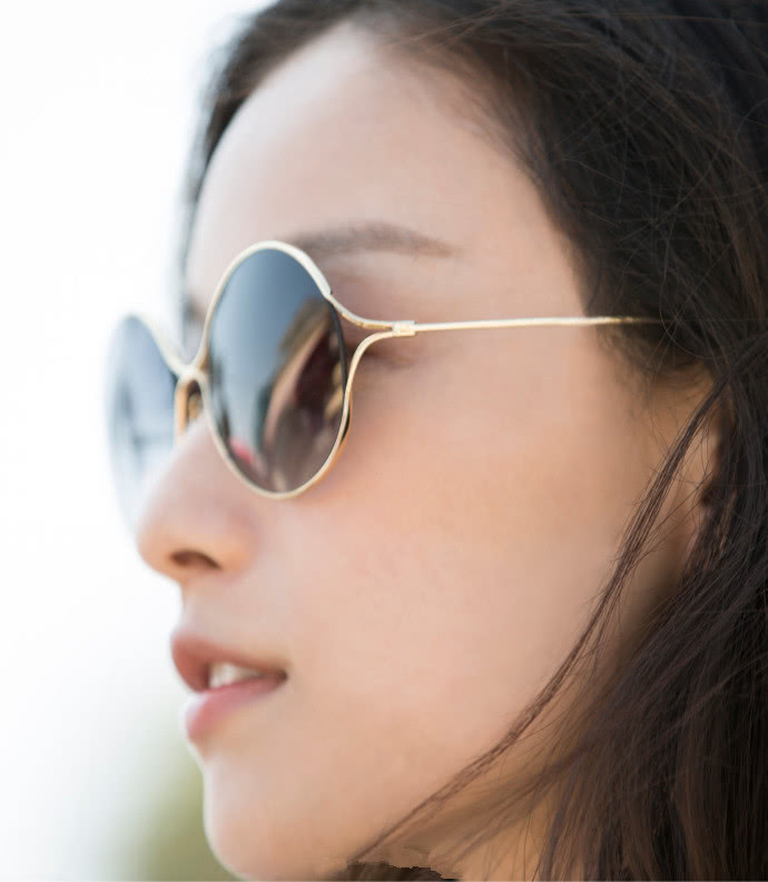 倪妮佩戴gucci最新款眼镜,手持粉色冰激凌,率性又文艺迷人!