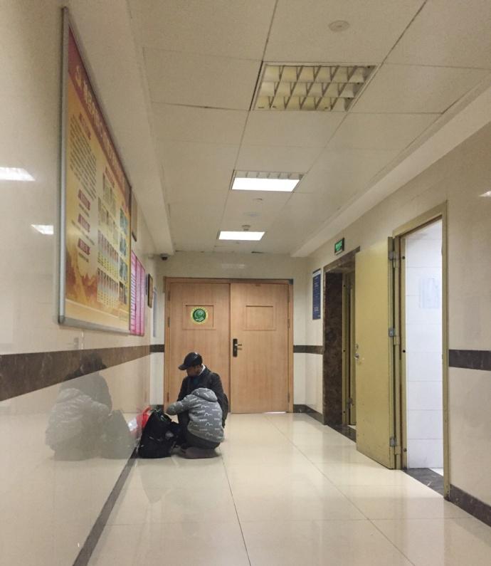 父亲生病, 孩子和爷爷在重症监护室外数零钱, 网友: 生活艰难