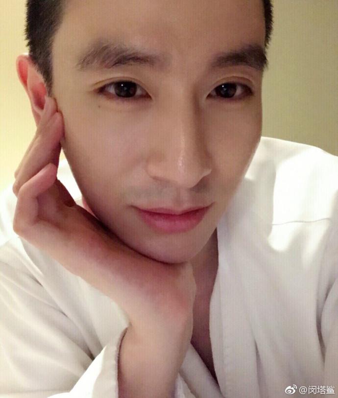 不过小编发现了在范冰冰身边,有一位比她还妖娆性感的造型师闵塔鲨