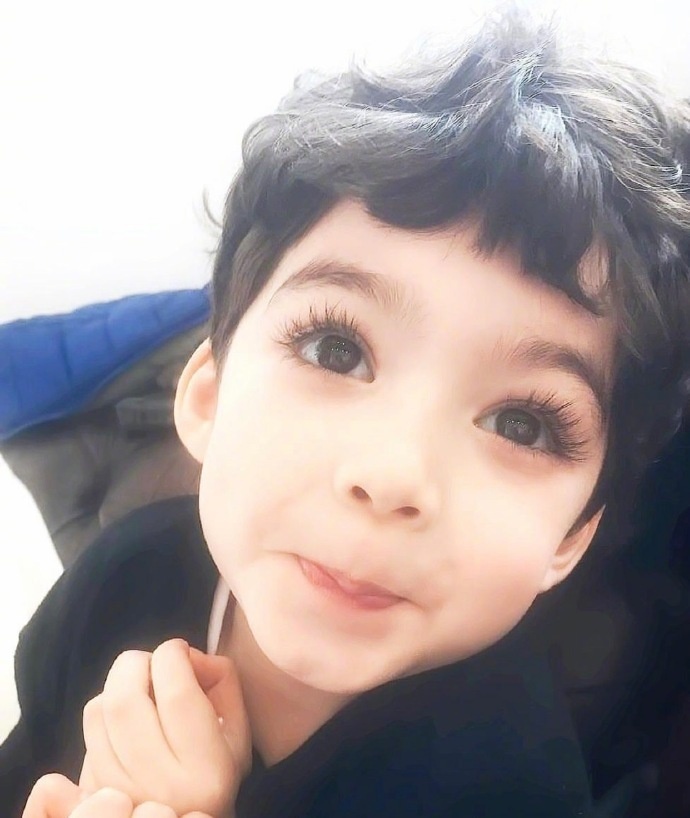 4岁混血男娃眼睛超级漂亮不得不服这才是真的睫毛精啊