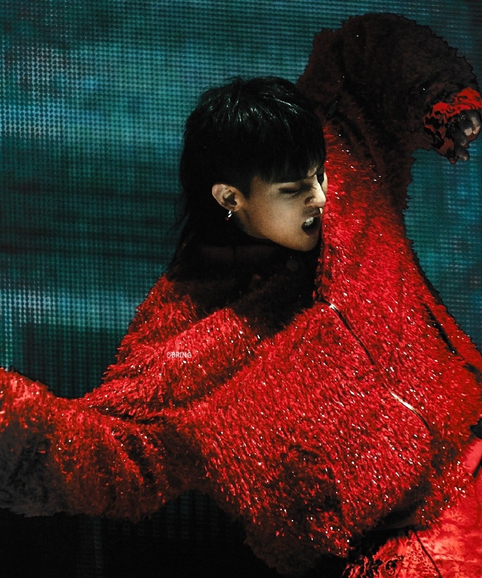 get到黑发权志龙的帅气了吗?红衣造型热情似火不愧是舞台王者