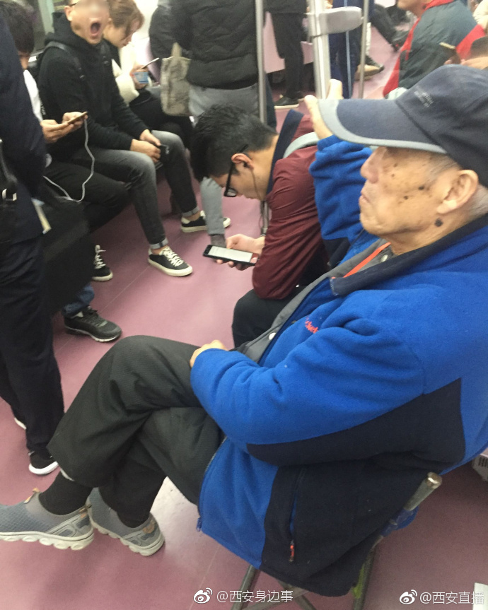 白发老大爷自带折叠椅坐地铁 称年轻人上班赚钱不容易[心]