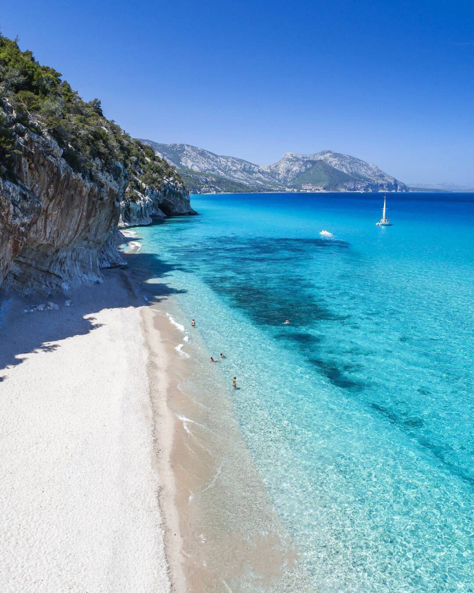 意大利撒丁岛,一片如蓝宝石般耀眼的海.