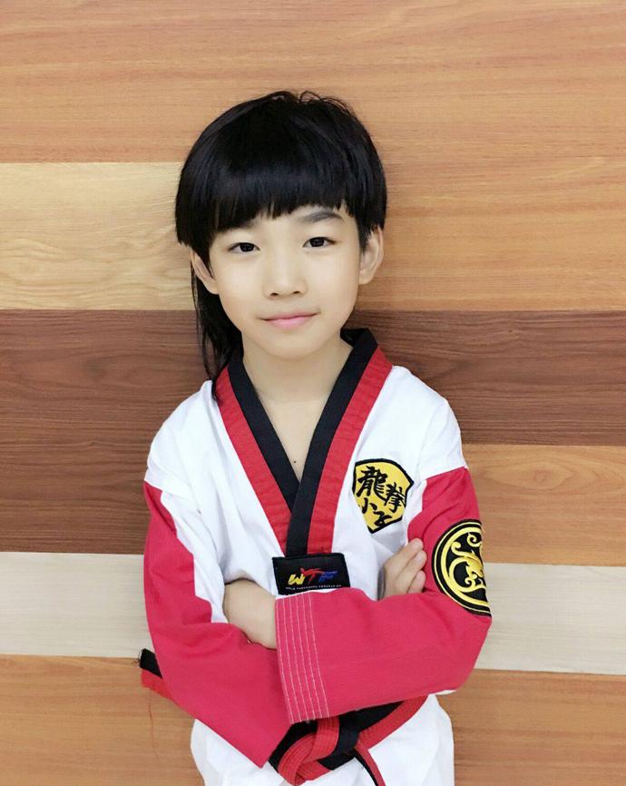 林秋楠6岁就开始练习跆拳道,两年后就拿下了全国跆拳道冠军赛个人和