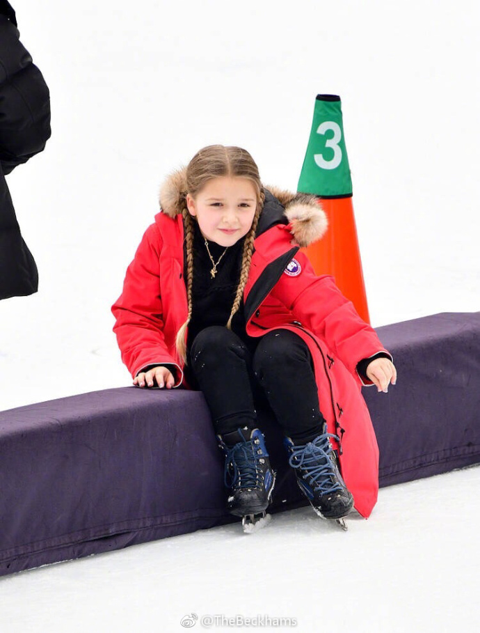 小七像滑冰场上的舞者,小七缺门牙都笑得灿烂非常可爱!