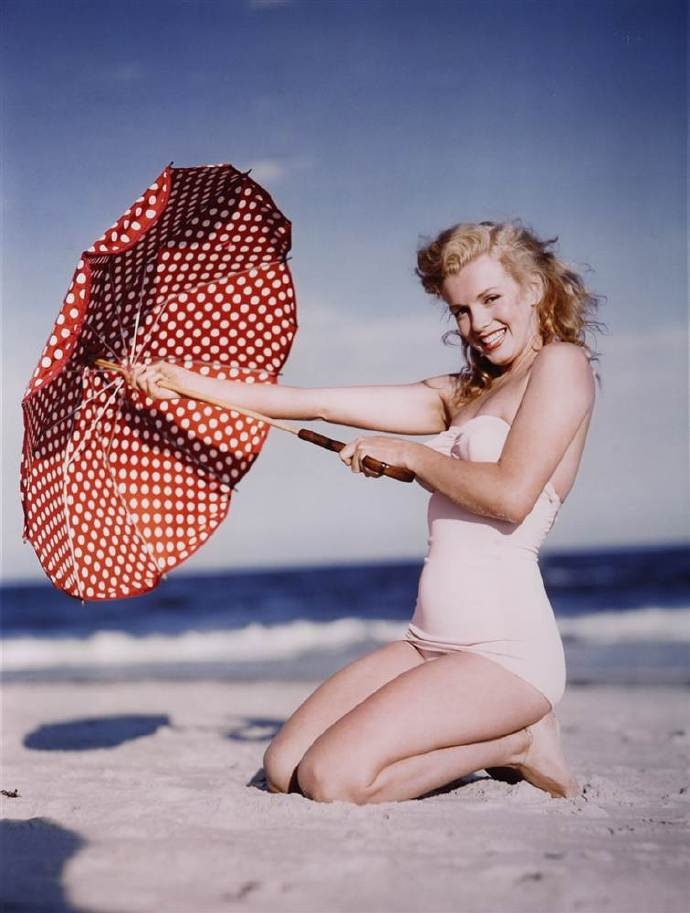 1949年玛丽莲梦露在tobey海滩的一组清凉甜美的写真