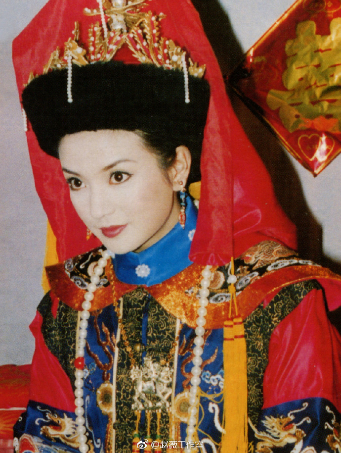 赵薇清晨晒素颜自拍大眼迷人,瘦成锥子脸的她疑似要开工复出