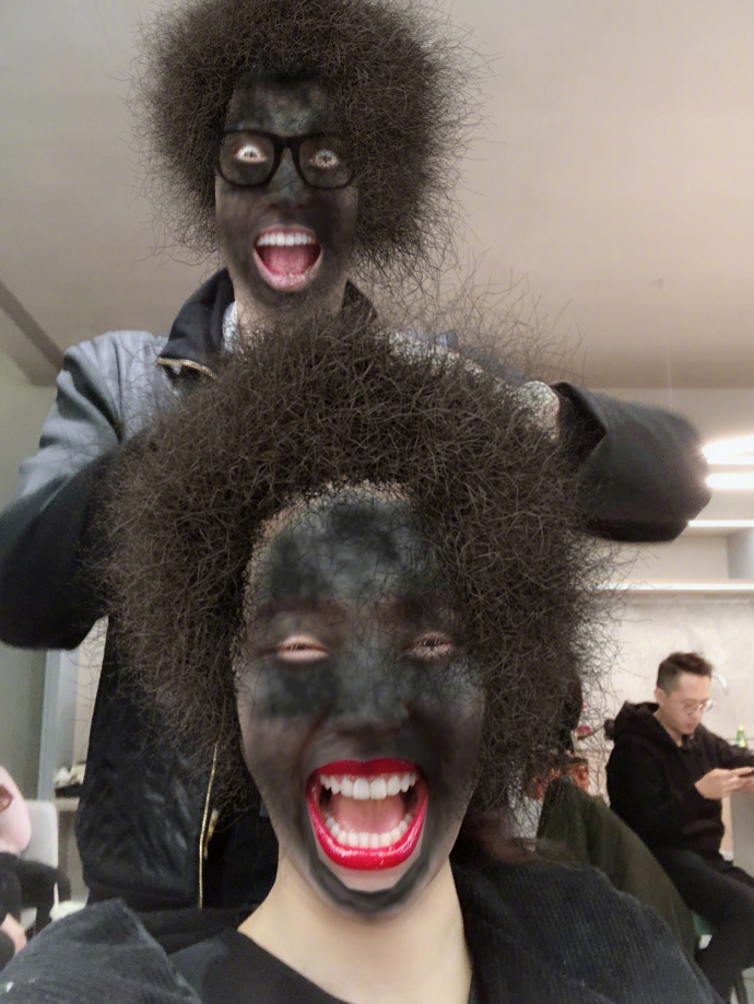 林允晒与工作人员搞怪自拍 简直自黑到没朋友|自拍