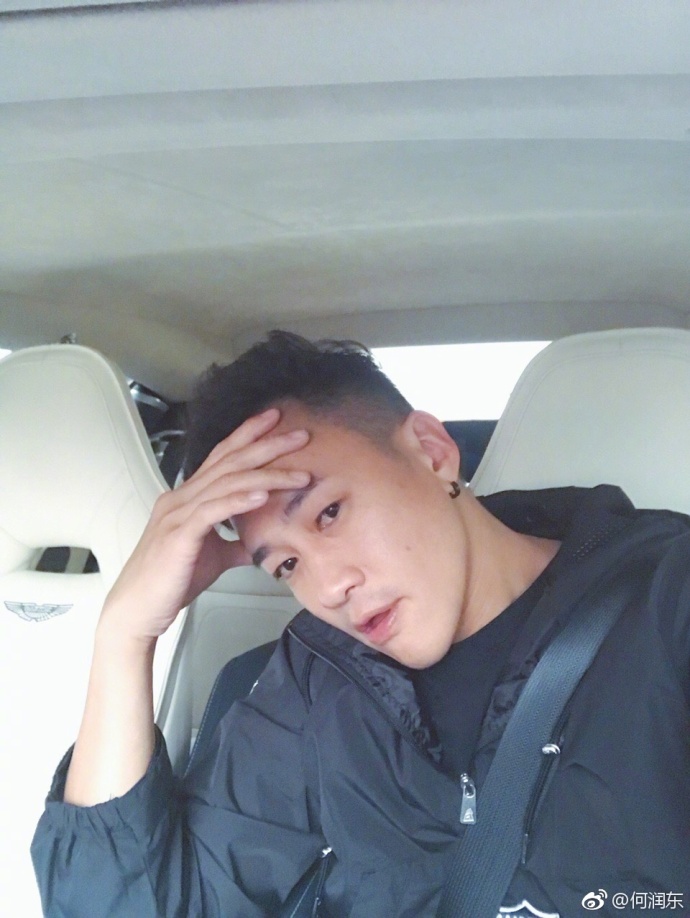 何润东晒帅气发型,想理个光头挑战自己,却惨遭网友谩骂