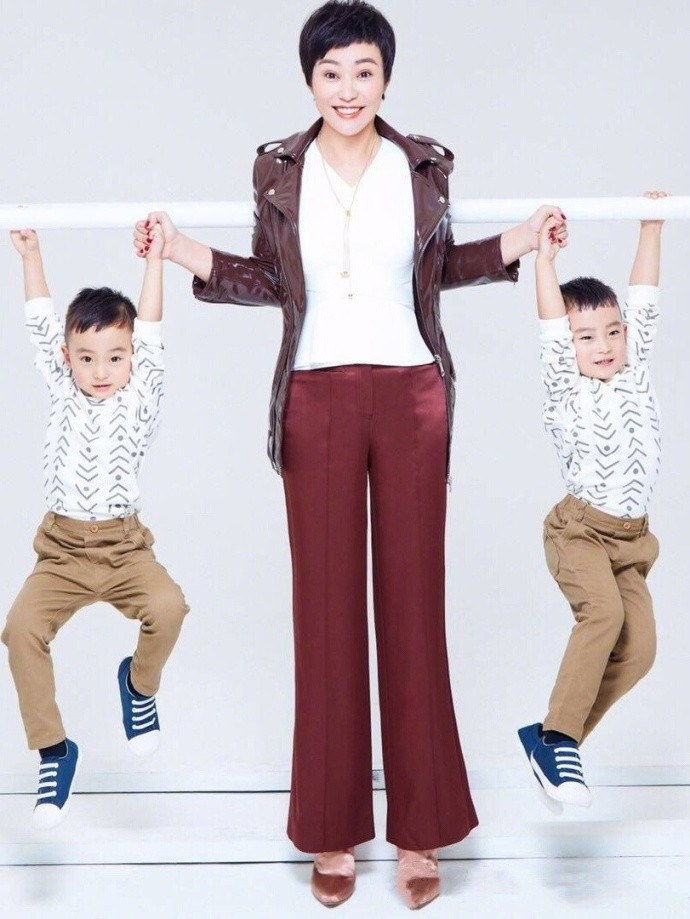 郝蕾首次曝光双胞胎儿子正面照,一对萌宝颜值超高