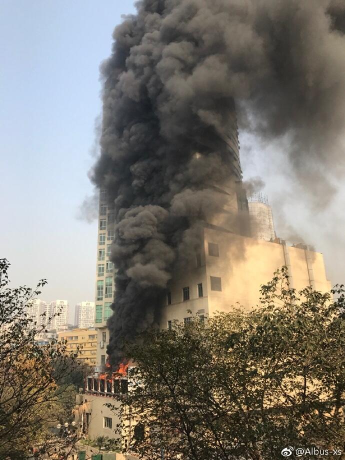 成都市区槐树街一大楼起火,现场浓烟滚滚明火已扑灭
