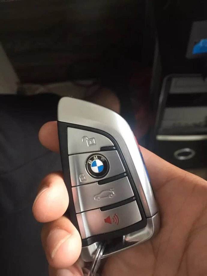 全新换代的一款c级豪华车,钥匙相当酷炫,不过与需要选装的液晶屏钥匙