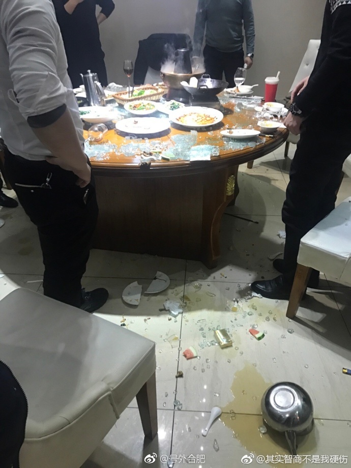 合肥塞纳河畔吃饭时桌子转盘爆炸了 碎玻璃划伤人