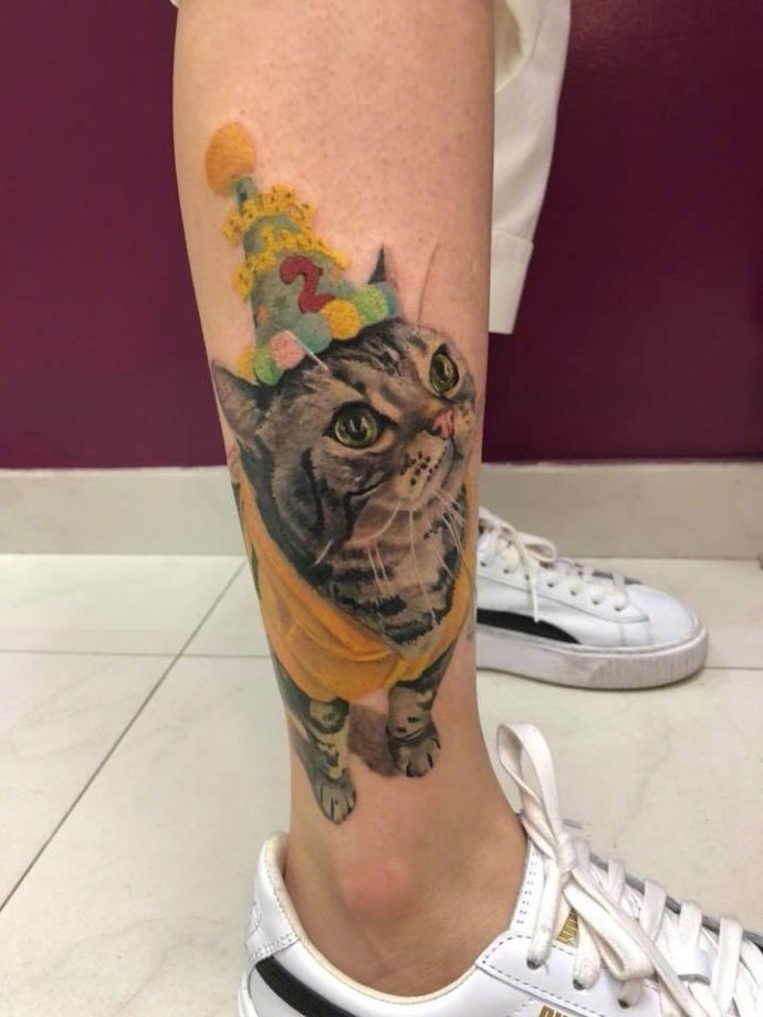 网友太爱猫咪,竟然把猫咪纹在腿上,好害怕主人长胖啊!