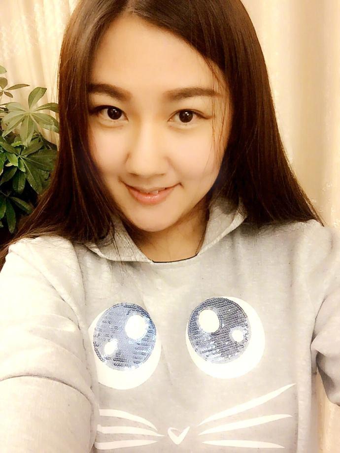 lol: 小苍自嘲"很萌", 粉丝却不领情, 这种回复尬的小苍说不出话!|粉