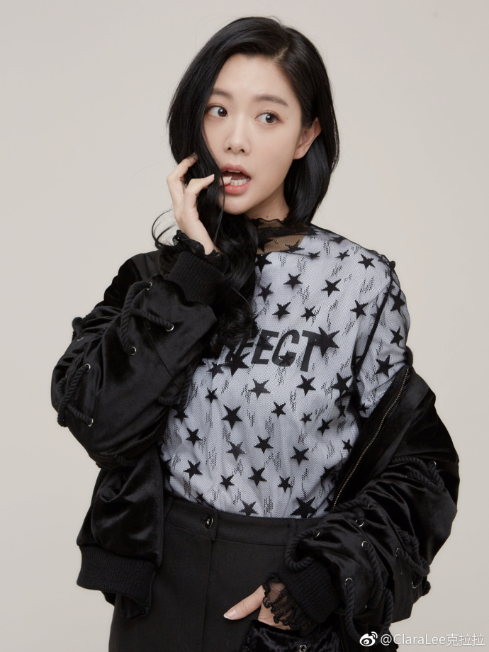 李成敏弯腰嘟嘴扮萌锁骨超抢镜,喊话网友:kiss