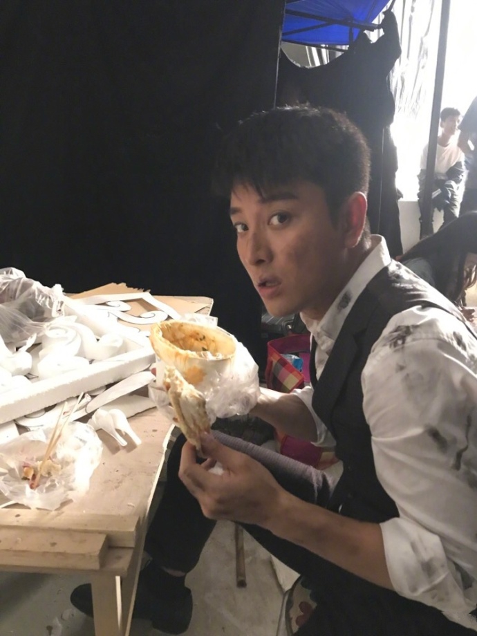 贾乃亮在剧组吃饭,因为下一场很快就要开拍,连妆都来不及卸,就在剧组