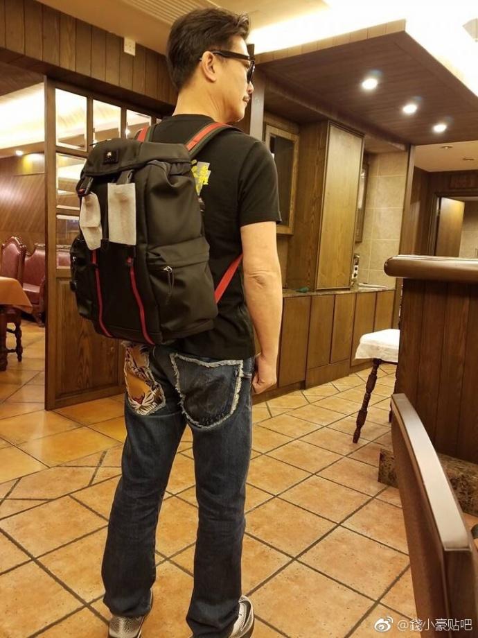 钱小豪55岁了 近照这身打扮看上去也太年轻了吧