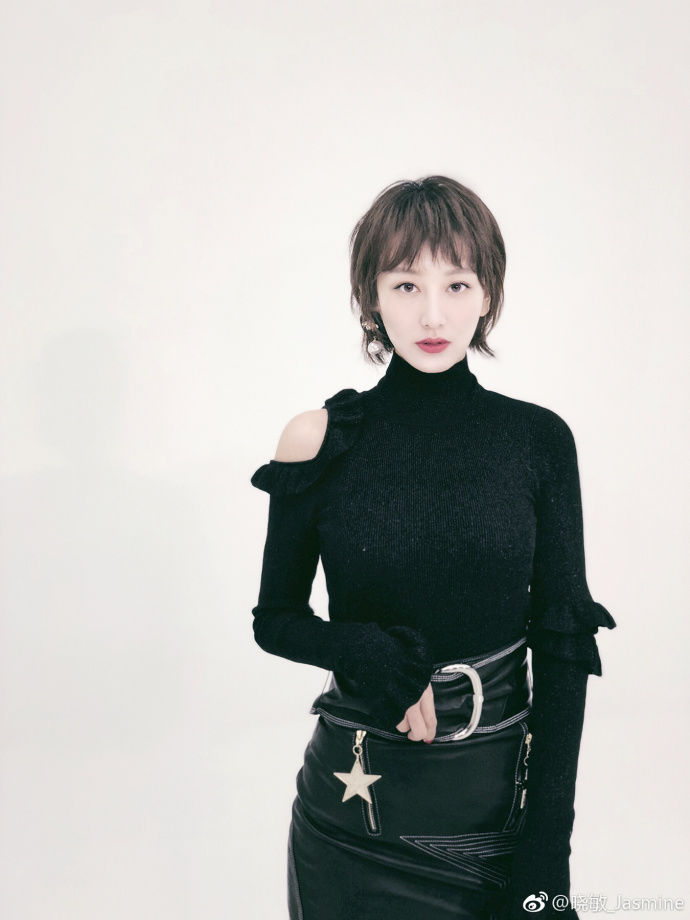 郭晓敏主持装美艳动人 网友爸爸:李好咋不帮老婆把衣服扯上去?