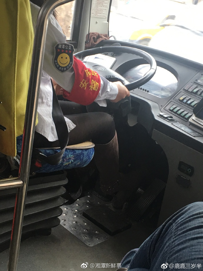 湘潭一女公交车司机穿高跟鞋开车