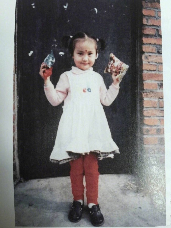 郑爽童年照,奶萌十足,怎么会有这么可爱的小女孩!