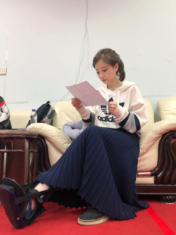 人气主播冯提莫脚受伤, 斗鱼超管直播间狂刷火