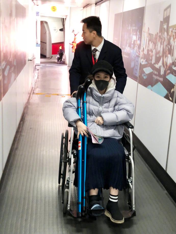 人气主播冯提莫脚受伤, 斗鱼超管直播间狂刷火