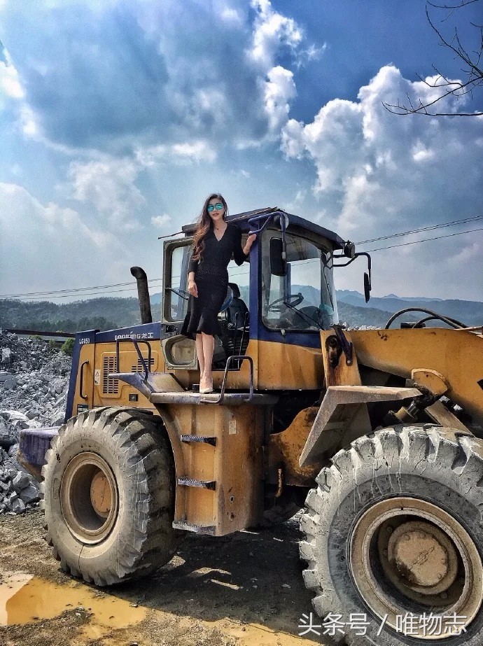 会开挖掘机的姑娘都性感,非常酷,美女姿势有点搞笑.