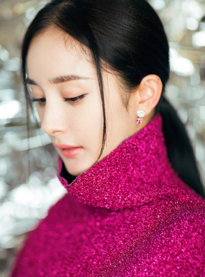 杨幂身穿玫红色毛衣搭配精致妆容,迷人的大眼十分美艳动人