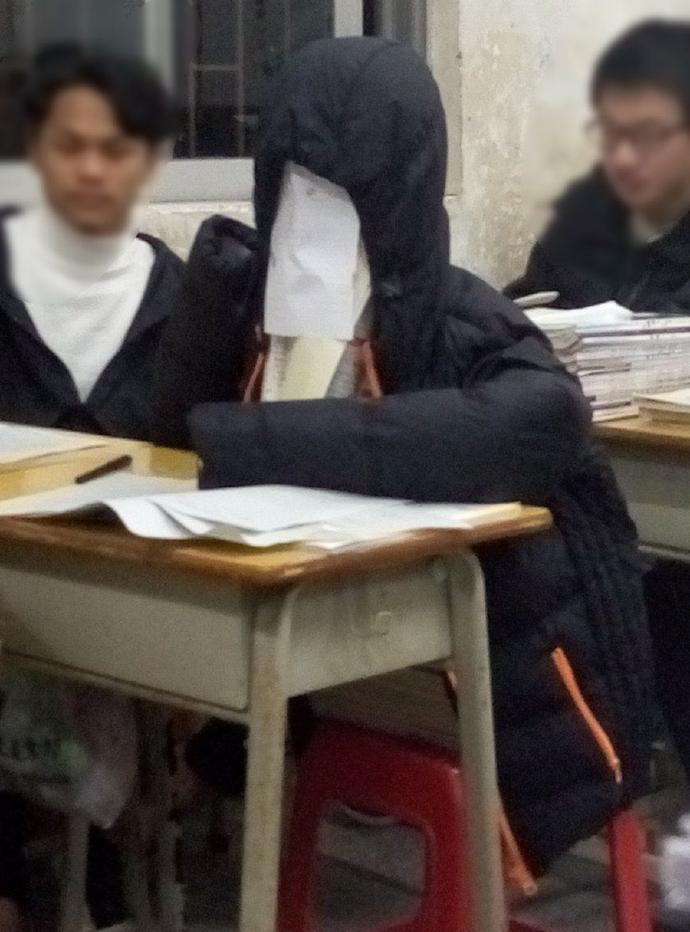 但是有学生就不走寻常路,其他学生逃课都是直接赌一把,被老师逮到就