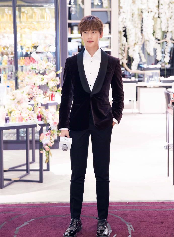 8套正装穿出了8种不同风格,第八张中的杨洋再也不是小短腿!