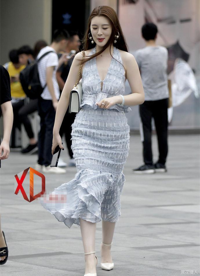 街拍40岁的女人穿搭连衣裙身材凸凹有致又有成熟女人味