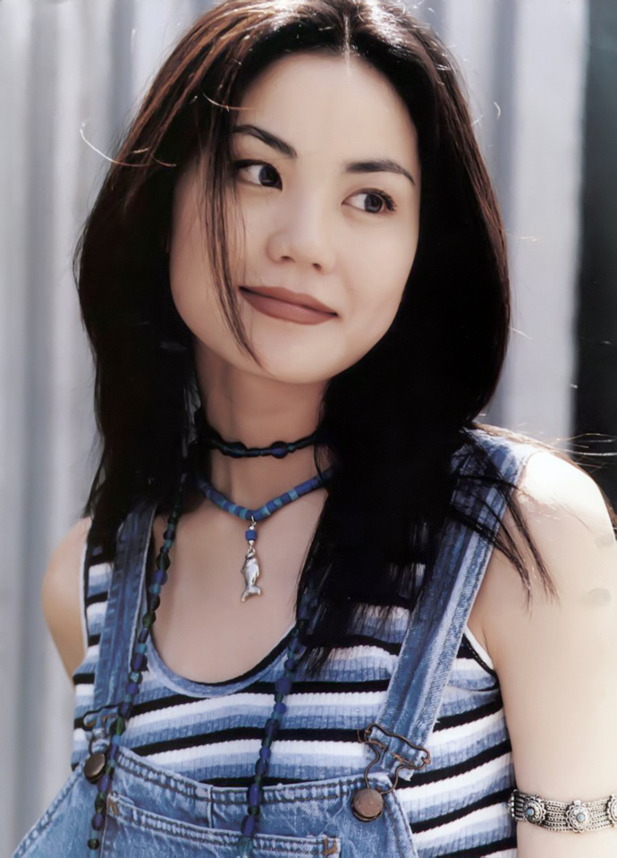 王菲早年写真曝光,红唇胖脸原汁原味少女感十足