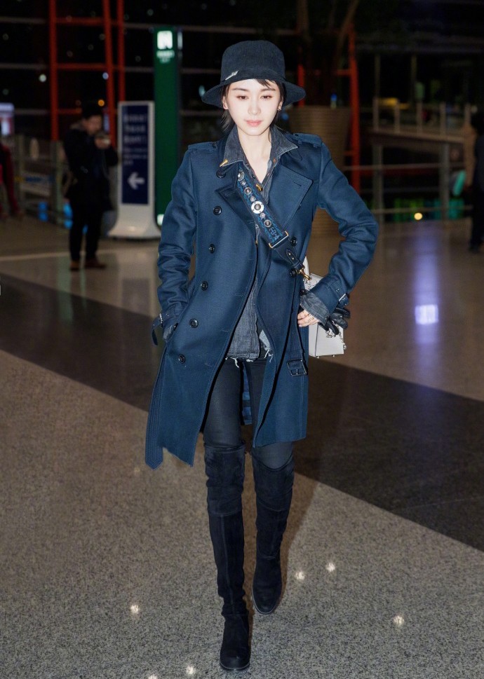 王子文机场街拍气场全开 深蓝色大衣踩黑色长靴帅气十足身姿曼妙