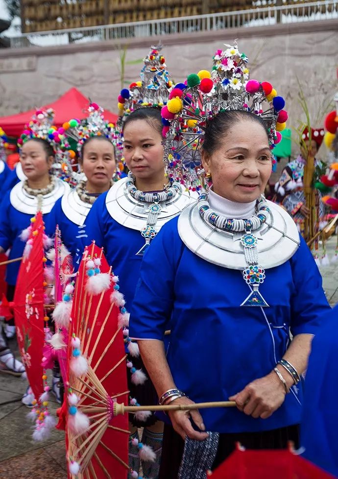 说完服饰,不得不提侗族人对斗牛的喜好,每年农历二月与八月的亥日是
