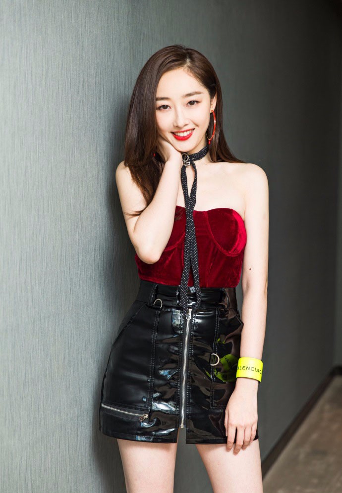 蒋梦婕展现惊艳大长腿让你不得不拜服这位时尚美女的杀伤力