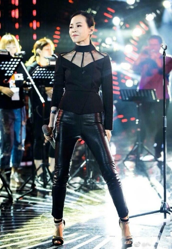 46岁彭佳慧依旧少女, 演唱会上穿西装搭透视衫秀黑bra抢镜十足