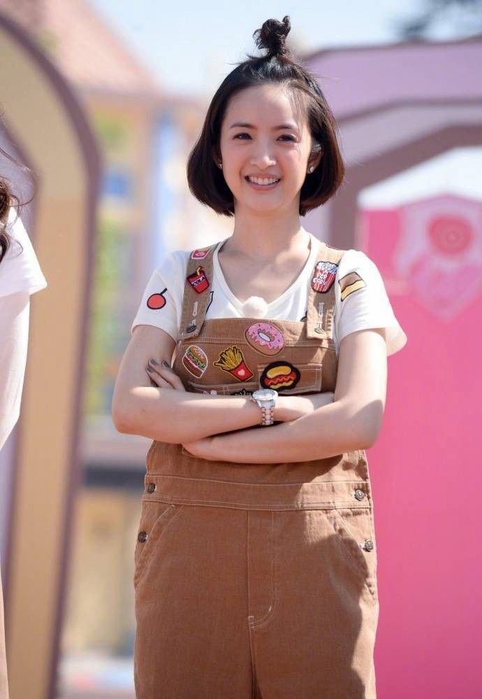 林依晨的新造型你见过没?印花裙配上半丸子头,美成18岁少女样!