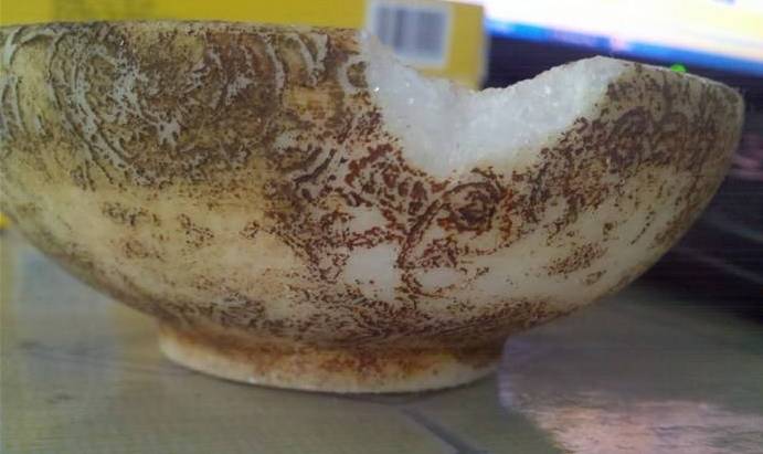 有乾隆时期的玉碗,玉龟还有大型的玉雕.一般外面都沾着厚厚的一层土.