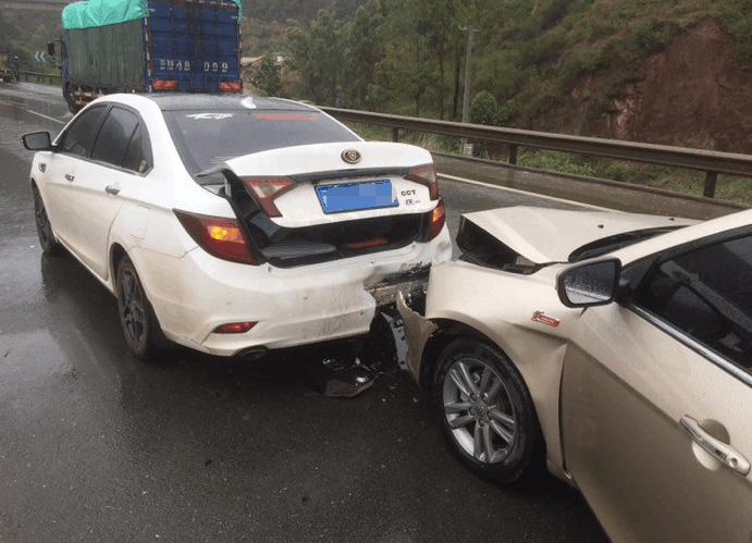 吉利帝豪高速追尾比亚迪g5车主同样都是国产差距太大