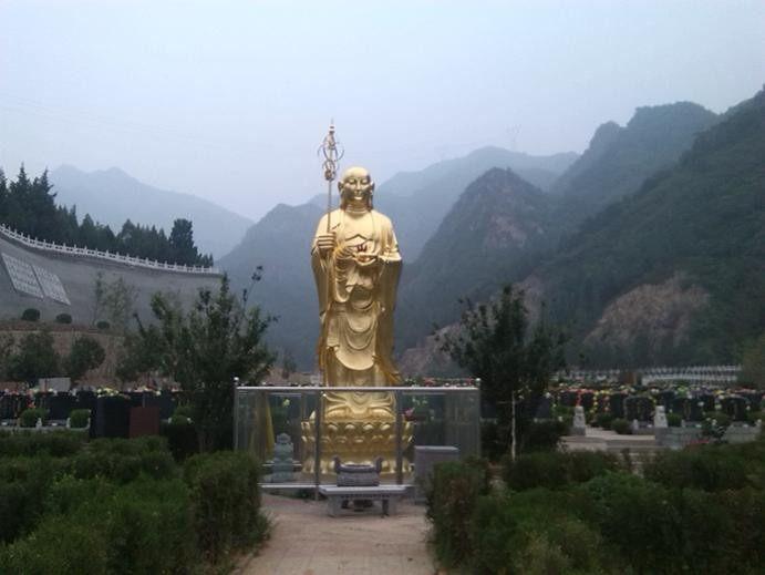 王洪文墓, 位于德陵公墓, 墓地简陋朴素, 松柏环