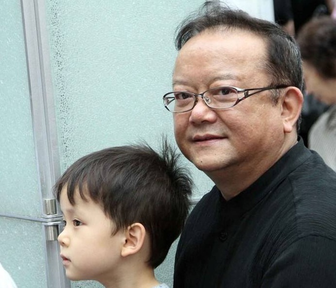 69岁王刚带9岁儿子亮相《国剧盛典》,一家三口画面温馨!