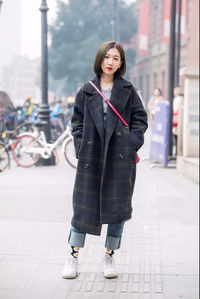 美女站立时极为有气质,美丽的容貌和性感的身姿让人刮目相看