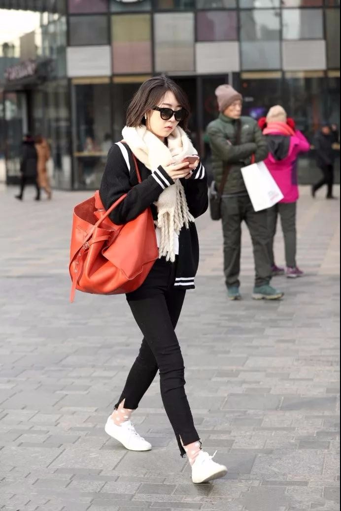 穿紧身黑裤戴墨镜的性感美女逛街