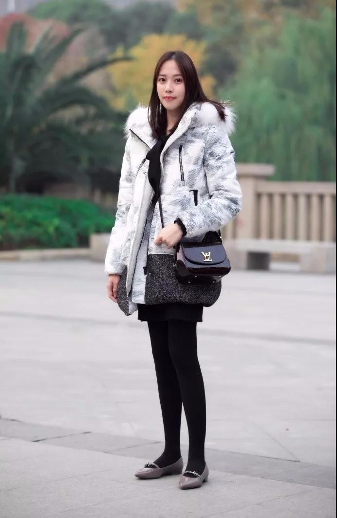 美女站立时极为有气质,美丽的容貌和性感的身姿让人刮目相看