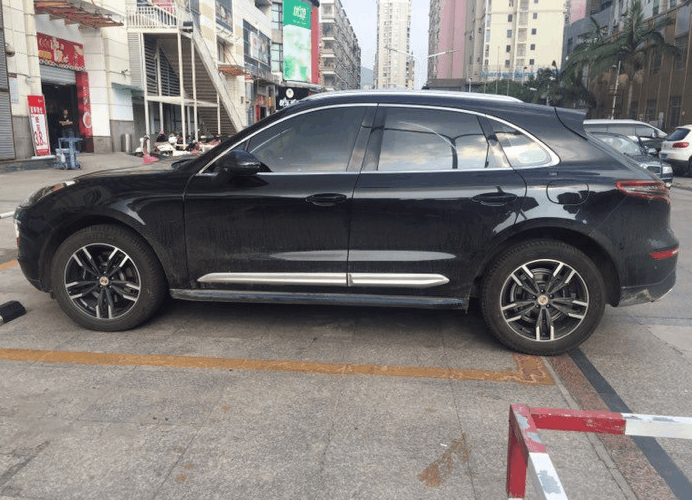 改标的众泰sr9偶遇保时捷卡宴众泰车主真的太尴尬了