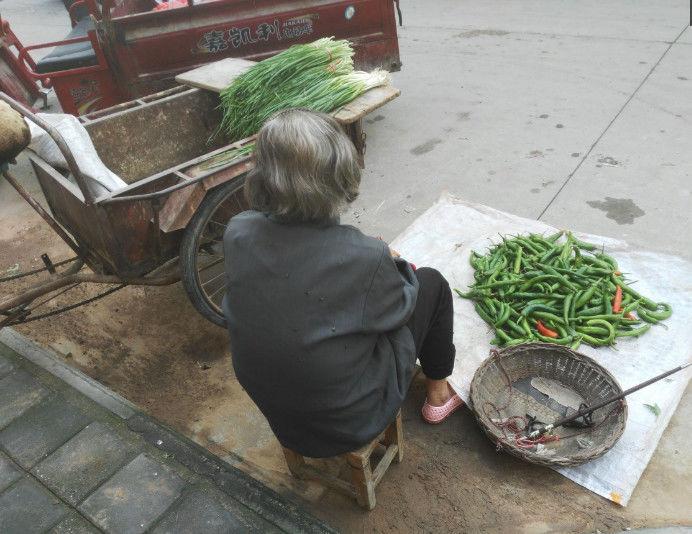 9旬老奶奶集市卖菜, 只因说了这句"话", 摊位前没人购买