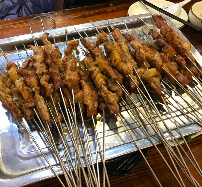在天津只撸这7家铁签子穿的羊肉串,吃的就是一个老味儿!
