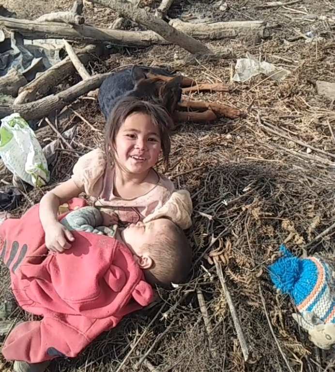 山区废墟里的小女孩,天真无邪的笑容让人看了很心酸!