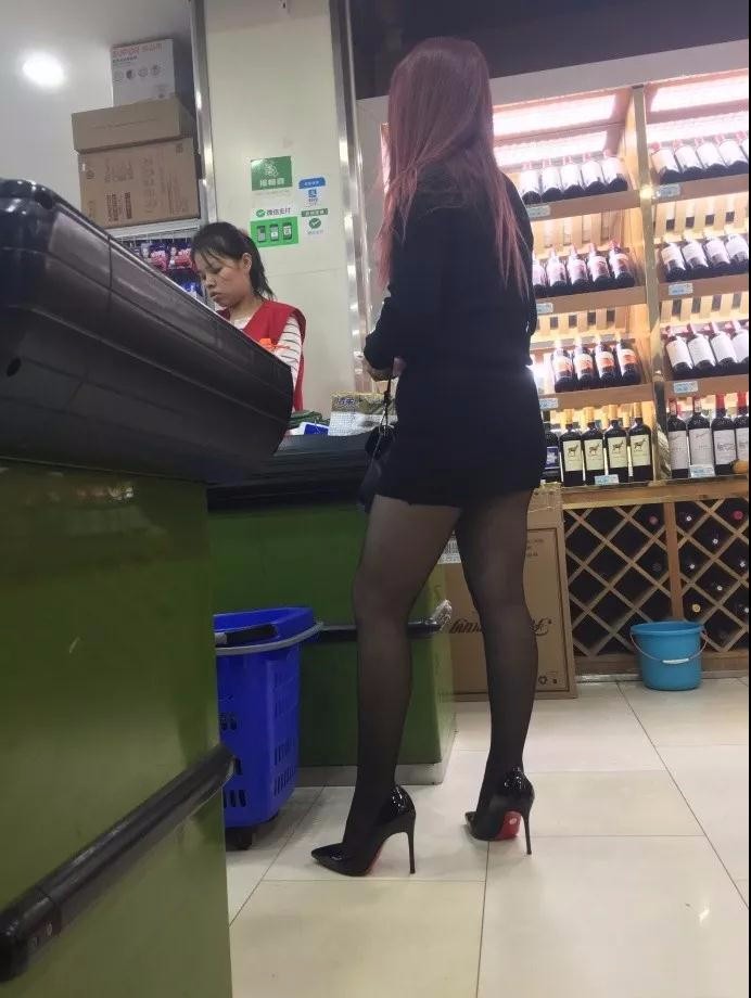 超市购物,穿黑色丝袜的黑色超短裙的时尚姐姐